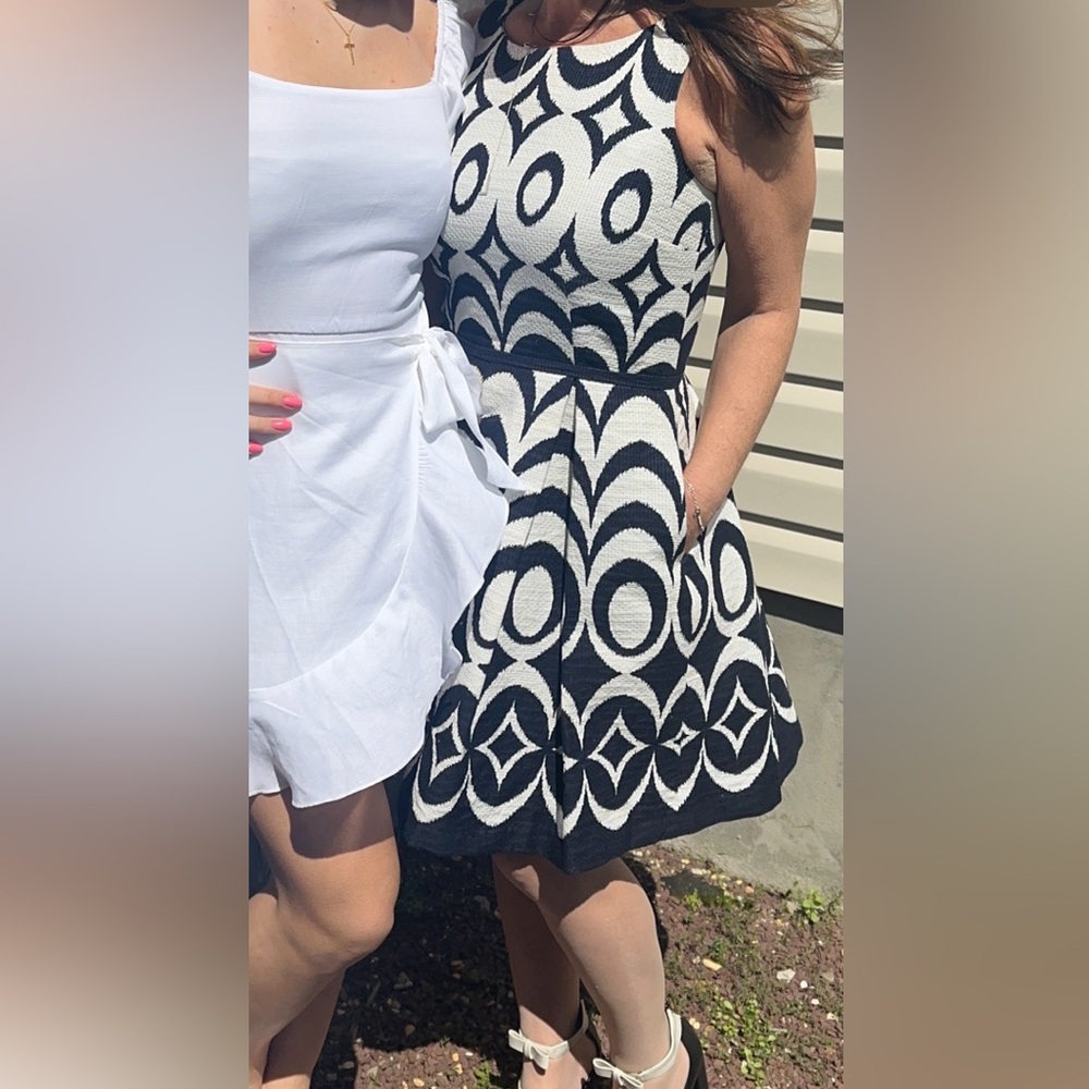 Taylor-sz8 black and white dress with pockets